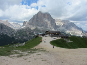 Blick auf die Bergstation und dem Rifugio Scoiatolli