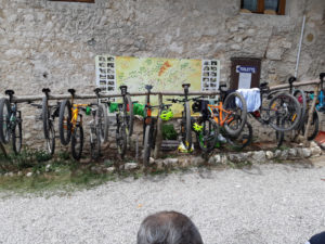 Fahrradständer auf der Hütte